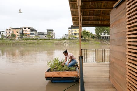 Productive Floating House - La Balsanera